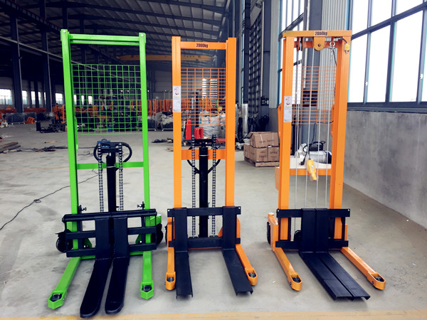 三款手動(dòng)堆高車對(duì)比，手動(dòng)堆高車價(jià)格可致電聯(lián)系客服了解--河北東圣吊索具制造有限公司--小型攪拌機(jī)|石材夾具|液壓堆高車|手動(dòng)叉車