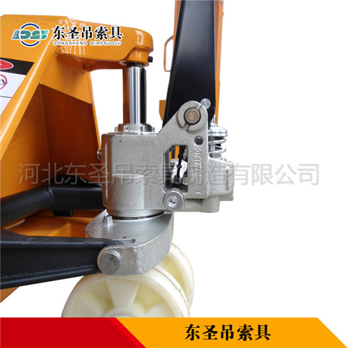 5t手動(dòng)叉車(chē)核心部件液壓缸作業(yè)整機(jī)細(xì)節(jié)展示圖--河北東圣吊索具制造有限公司--小型攪拌機(jī)|石材夾具|液壓堆高車(chē)|手動(dòng)叉車(chē)
