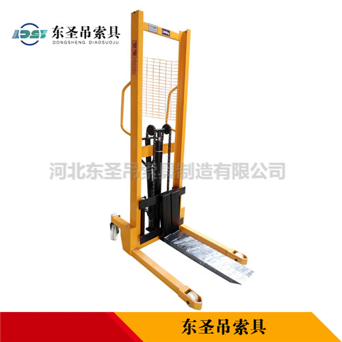 環(huán)保除塵車間生產(chǎn)液壓堆高車產(chǎn)品--河北東圣吊索具制造有限公司--液壓堆高車|手動(dòng)叉車|小型攪拌機(jī)|石材夾具