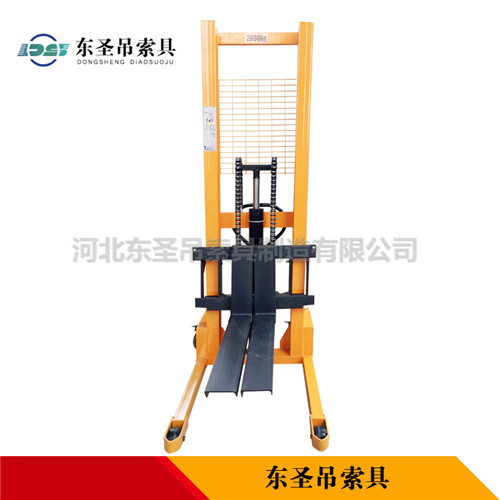 手動(dòng)升高叉車產(chǎn)品展示--河北東圣吊索具制造有限公司--液壓堆高車|手動(dòng)叉車|小型攪拌機(jī)|石材夾具